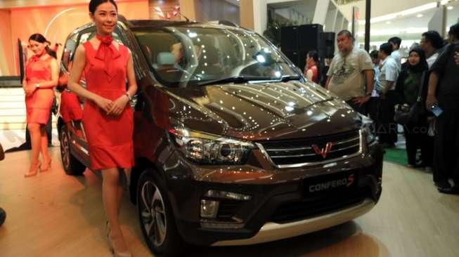 Wuling memperkenalkan produk Confero S di Atrium Senayan City